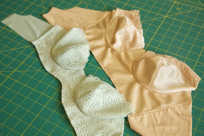How to sew a bra – Step 9.2: Attache cups to the band - Sew cups