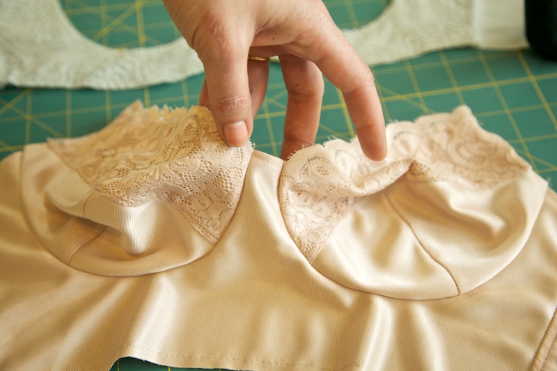 How to sew a bra – Step 9.2: Attache cups to the band - Sew cups