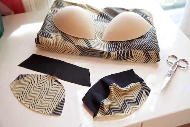 a lingerie set with seamless foam cups, inspired by geometric shapes and organic shapes of art deco!