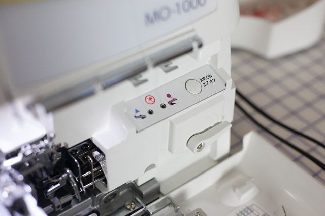 Juki MO-1000 push button threading